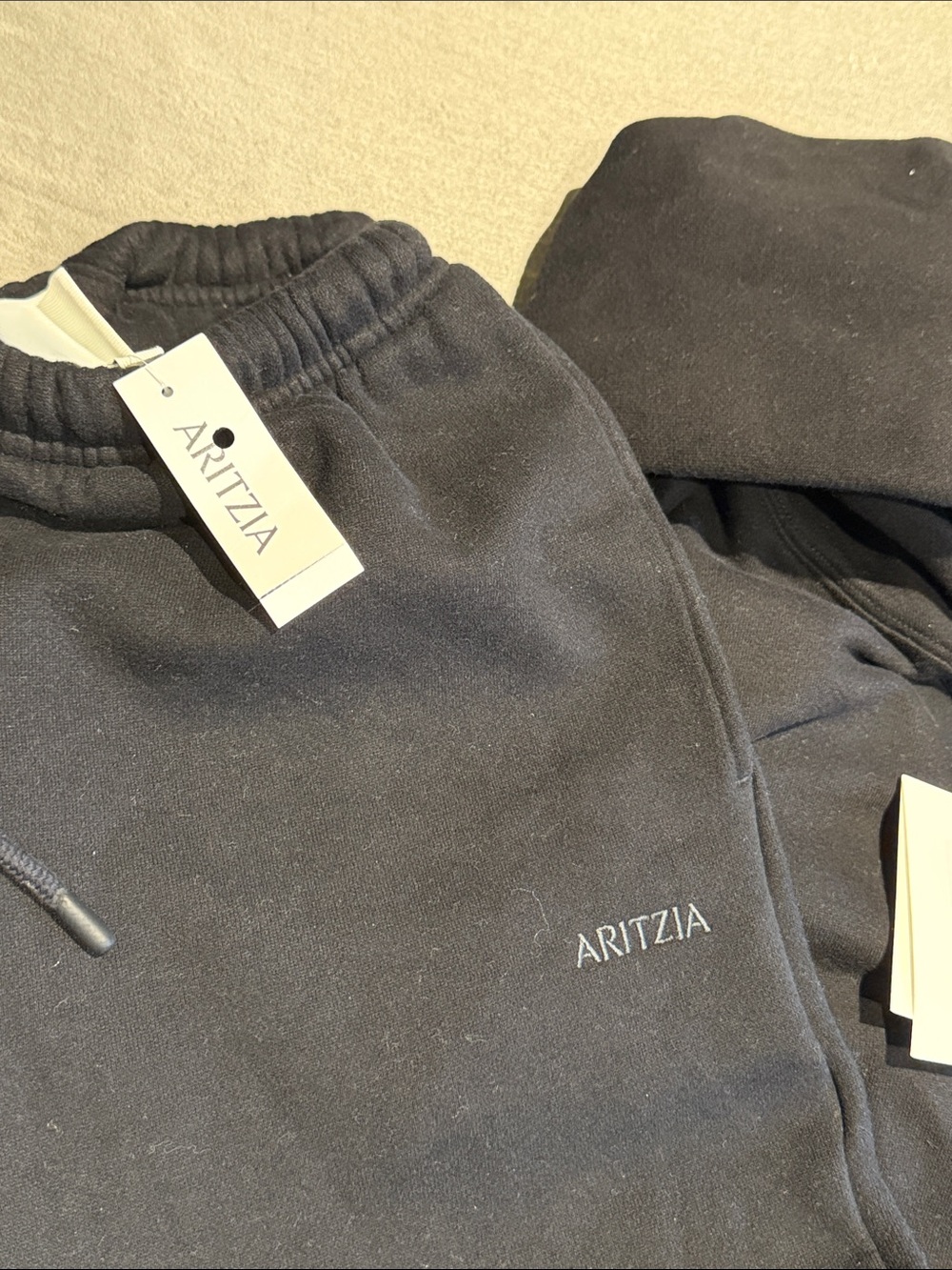ARITZIA NWT BLACK SWEATFLEECE SET MEGA FLUTTER & MEGA HOODIE - Picture 2 of 11